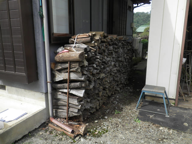 住宅の外回りに置いた木材